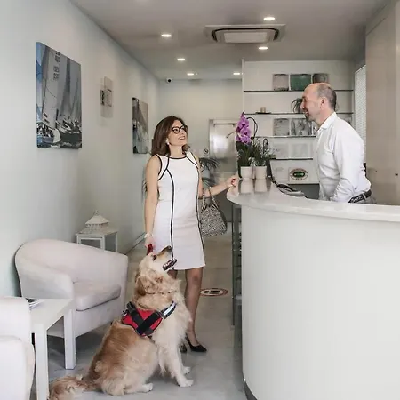 斯梅拉尔多套房酒店 4*