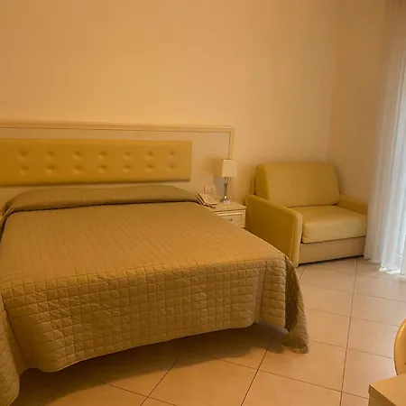 斯梅拉尔多套房酒店