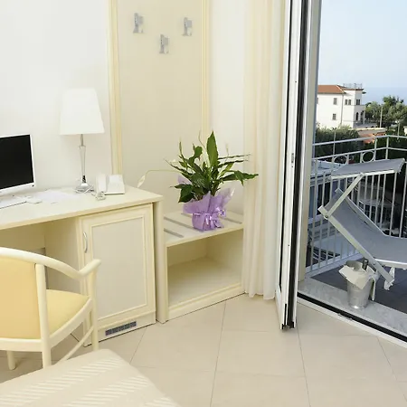 斯梅拉尔多套房酒店 里乔内